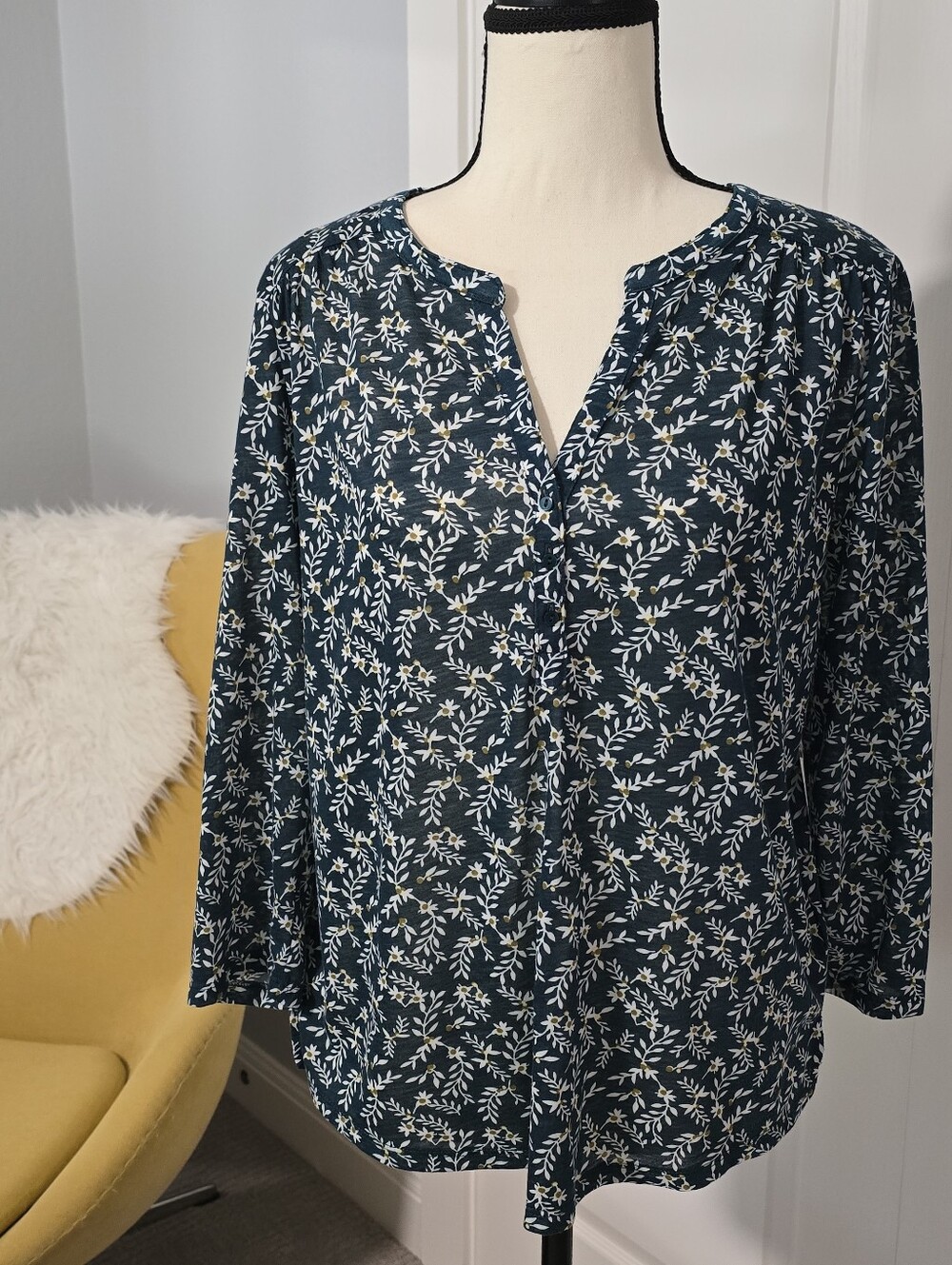 H&M Women’s Green Leaf-Print Henley Blouse, S - Picture 2 of 6